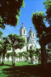 Abbatiale côté jardin Abbatiale côté jardin